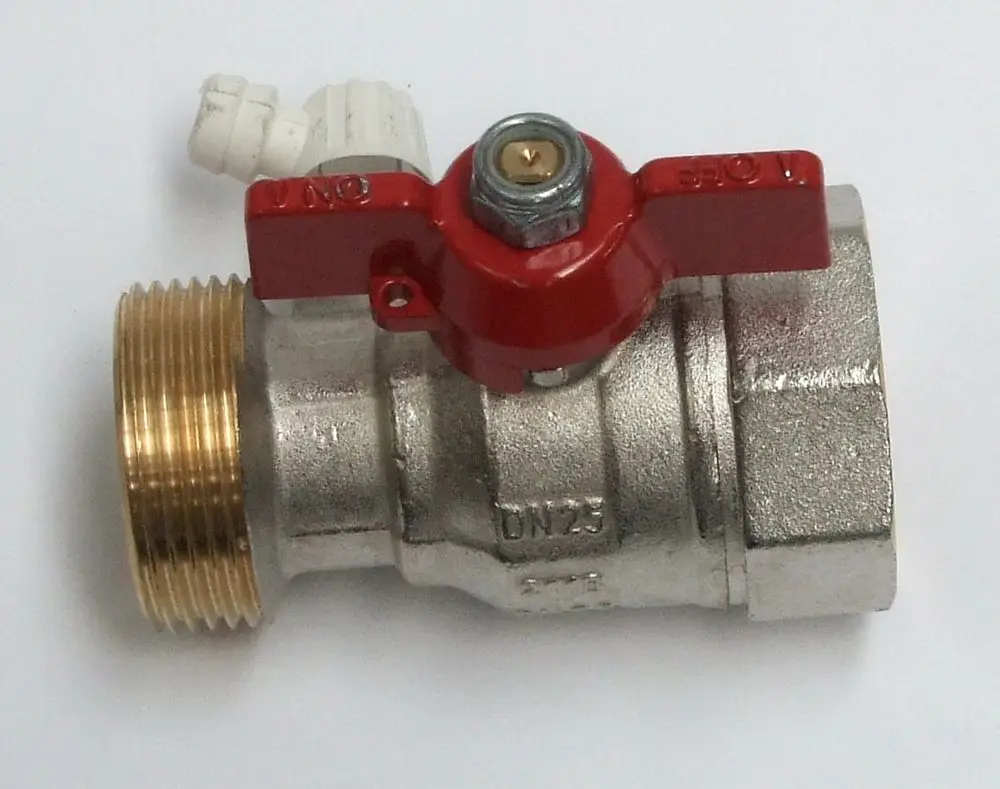 Kugelhahn aus Metall mit rotem Griff von Daikin, mit einem Anschlussbereich mit Gewinde und einer klaren Kennzeichnung auf der Oberfläche.